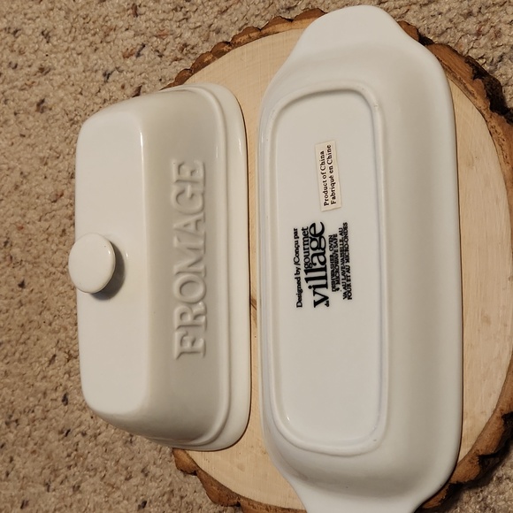 Gourmet du Village Cheese Formage White Lidded Baking Dish - Picture 4 of 5